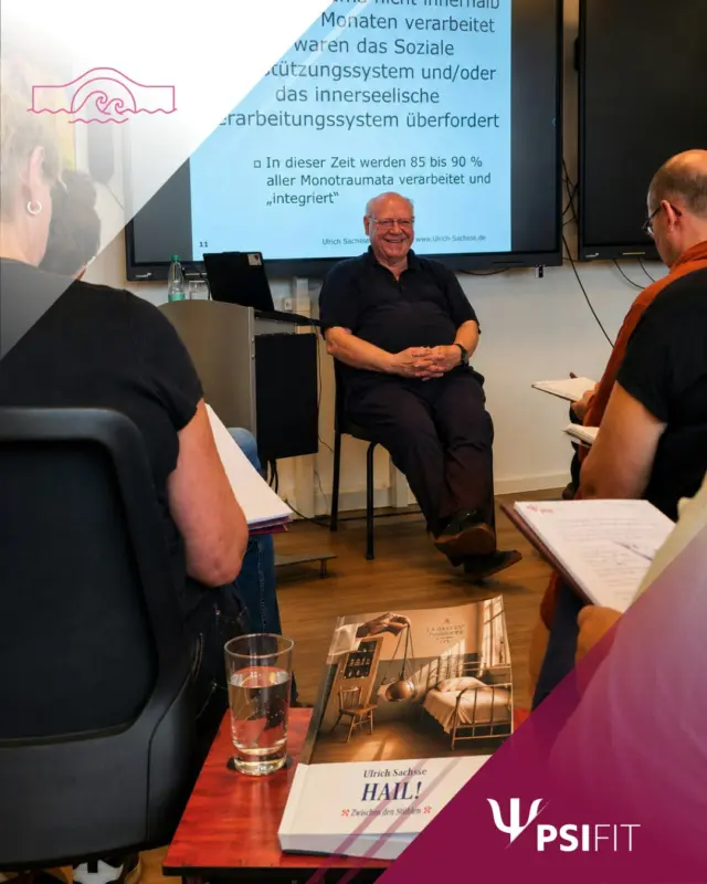 Die Behandlung komplexer Traumafolgestörungen stellt Therapeut*innen häufig vor besondere Herausforderungen. In unserer Fortbildung mit Prof. Dr. Ulrich Sachsse stand die Frage im Mittelpunkt, wie Stabilisierung, Beziehungsaufbau und Traumaverarbeitung sinnvoll aufeinander abgestimmt werden können.
Anschaulich wurde vermittelt, welche Bedeutung die therapeutische Balance im Umgang mit traumatisierten Patient*innen hat und welche Risiken sowohl ein zu frühes als auch ein zu spätes Vorgehen mit sich bringen können. Dabei wurde deutlich, wie wichtig eine sorgfältige und individuelle therapeutische Planung ist.
Darüber hinaus wurden zentrale Konzepte der Ego-State-Arbeit sowie der Umgang mit Täterintrojekten vorgestellt. Die Teilnehmenden erhielten wertvolle Einblicke in therapeutische Vorgehensweisen bei komplexen Traumafolgestörungen und konnten ihr Verständnis für die besonderen Anforderungen dieser Behandlungsprozesse vertiefen. 
Die Verbindung aus langjähriger klinischer Erfahrung, wissenschaftlicher Fundierung und Praxisbezug machte die Fortbildung zu einer bereichernden Lernerfahrung für alle Beteiligten.
Ein herzliches Dankeschön an Prof. Dr. Ulrich Sachsse für die fundierte und praxisnahe Vermittlung sowie an alle Teilnehmenden für ihr Interesse und den engagierten fachlichen Austausch.

Und noch eine besondere Neuigkeit: Im Juli 2026 ist Prof. Dr. Ulrich Sachsse neuer zeitgeschichtlicher Roman „HAIL! – Ein zeitgeschichtlicher Roman nach wahren Ereignissen“ erschienen. Der Roman verbindet historische Fakten mit psychologischer Expertise und erzählt von Liebe und Macht, Wahrheit und Lüge, Angst und Mut – und von der schwierigen Frage, wie viel ein Mensch wagen muss, um das Richtige zu tun.

Buchen Sie jetzt! Anmeldungen erbitten wir bevorzugt über unsere Webseite (http://www.psifit.de), sind aber auch per E-Mail, Fax und postalisch möglich. Den Link finden Sie auch direkt in unserer Bio.#traumatherapie #traumafolgestörungen #psychologie
#PsiFit #Psychotherapie #wolfsburg #fortbildung #niedersachsen #ärztekammer #niedersachsen #psychologie #akademie