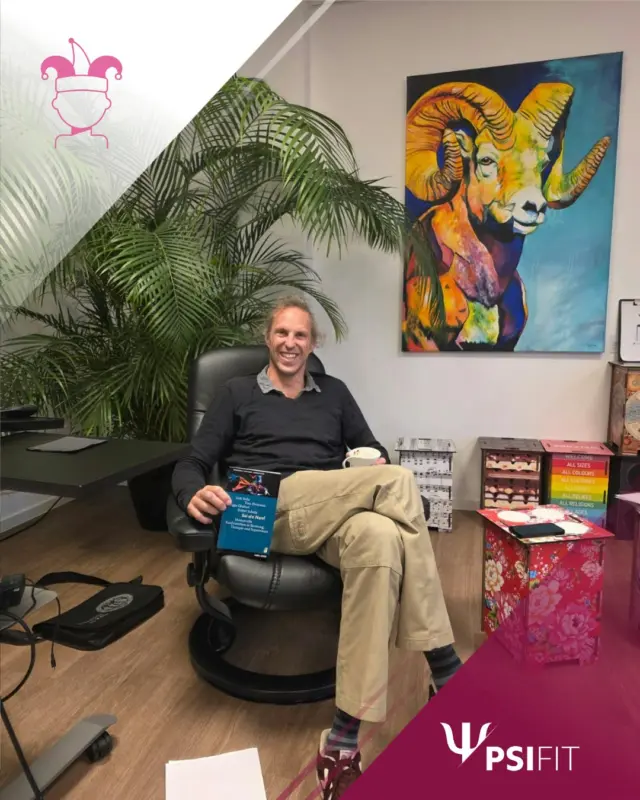 Eine humorvolle Intervention braucht mehr als einen guten Witz. Entscheidend ist, wie sie therapeutisch eingesetzt wird.
In der Fortbildung „Zwischen Ernst und Augenzwinkern: Humor als Wegweiser in der Therapie“ am 16-17.10.2026 beschäftigten wir uns mit Dr. Dirk Rohr mit Humor als therapeutischem Werkzeug.
Im Mittelpunkt stand die Frage, wie Humor neue Perspektiven eröffnen kann, ohne die Anliegen der Patienten zu bagatellisieren. Gerade bei rigiden Denkmustern, Perfektionismus oder einer starken Problemfokussierung stellt sich die Frage, wie humorvolle Konfrontation wertschätzend gestaltet werden kann, ohne die therapeutische Beziehung zu gefährden.
Damit rückt nicht der Witz an sich in den Fokus, sondern die therapeutische Haltung und die Frage, wann Humor im Prozess einen Platz haben kann.

Vielen Dank an Dr. Dirk Rohr für die Fortbildung und an alle Teilnehmenden für ihr Interesse und ihre Teilnahme.

Wer sich weiter mit Humor in der Psychotherapie beschäftigen möchte, findet im Buch „Sei ein Narr!“ aus dem Carl-Auer Verlag eine passende Ergänzung. Unser Dozent Dr. Dirk Rohr ist Mitautor der Publikation, die dazu einlädt, sich auch über die Fortbildung hinaus mit dem Thema Humor und seiner Bedeutung für die therapeutische Arbeit auseinanderzusetzen.

Du möchtest weitere fachliche Perspektiven für deine Arbeit entdecken? Schau dir die Fortbildungen der PsiFit Akademie an. Kurse kannst du direkt auf www.psifit.de buchen. Den Link findest du auch in unserer Bio.

#PsiFit #Psychotherapie #wolfsburg #fortbildung #niedersachsen #ärztekammer #niedersachsen #psychologie #akademie